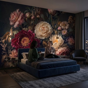 Può includere: Una camera da letto con un grande murale floreale dai toni scuri con peonie rosa, rosse e bianche di grandi dimensioni. Un letto imbottito blu navy è posizionato contro la parete, affiancato da due applique dorate e una poltrona grigio scuro.