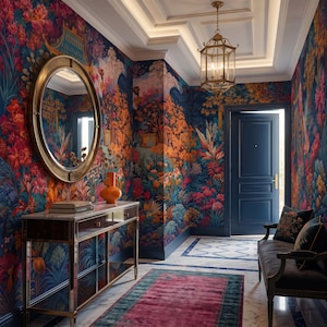 Puede incluir: Un pasillo con paredes azul oscuro decoradas con un mural floral y paisajístico, un espejo redondo con marco dorado, una consola de mármol con un jarrón naranja, una puerta azul oscuro, una lámpara colgante y un banco oscuro con cojines estampados.
