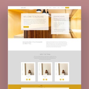 Puede incluir: Diseño de sitio web moderno con encabezado que muestra "Auckland" y una barra de navegación. El contenido principal incluye secciones tituladas "Welcome to Auckland" y "Working Hours", junto con fotos de miembros del equipo. La paleta de colores es principalmente blanca, amarilla y gris.