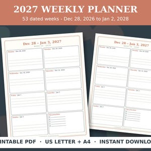 Può includere: Un pianificatore settimanale 2027 in PDF stampabile con 53 settimane datate dal 28 dic. 2026 al 2 gen. 2028. Il layout include due pagine con sezioni giornaliere, spazi di scrittura a righe e una lista per le priorità principali.