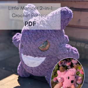 Könnte beinhalten: Ein großes, flauschiges, lila Häkelmonster mit einem breiten weißen Grinsen und zwei Hörnern. Das Bild enthält ein kleineres rosa Häkelmonster mit braunen Hörnern. Text-Overlay lautet "Little Monster 2-in-1 Crochet Pattern PDF".
