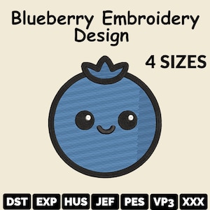Puede incluir: Un diseño de bordado digital que presenta un arándano sonriente con un contorno negro. El texto "Blueberry Embroidery Design" está en la parte superior, con "4 SIZES" a la derecha. Debajo están las abreviaturas de formato de archivo: DST, EXP, HUS, JEF, PES, VP3 y XXX.