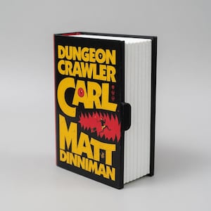 Coffre à dés de Carl, explorateur de donjons, imprimé en 3D - Rangement pour dés D&D, tirelire, cadeau pour maître de donjon
