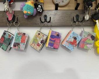 Heartstopper Mini Book Keychain – DIY Box Inspired by the Netflix Series | Handmade Fan Merch