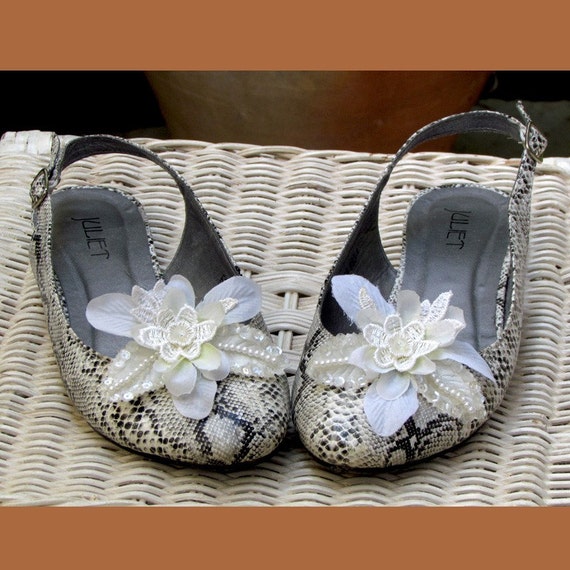 Items similar to Ivory Flower Bridal Shoe Clips on Etsy