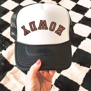 Howdy Trucker Hat Upside Down Text Western Trendy Trucker Cap Country Concert Hat Cowboy Cowgirl Summer Vacation Hat Girls Boys Trip Hat