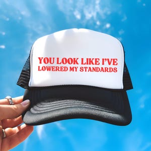 Verlaagde mijn normen grappige truckerhoed Baseballpet Hot Girl Zomer Strand Vakantie Bar Pool Party Girls Trip Hat Volwassen Humor Cadeau voor haar