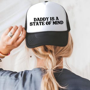Daddy Is A State of Mind Grappige Trucker Hat Ongepast Trucker Hat Hot Girl Zomer Strandvakantie Trucker Hat Vrijgezellenfeest Meisjes Hoed