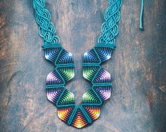 Collier géométrique en tissu ARC-EN-CIEL MARIN, collier plastron coloré noué à la main par FIAMMA, collier en macramé