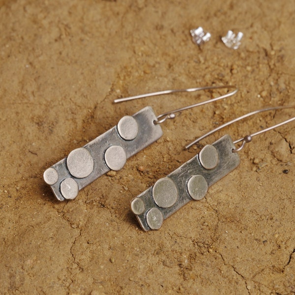 Clous d'oreilles en argent sterling oxydé, faits main, à pois. Boucles d'oreilles rectangulaires, bijoux d'orfèvrerie artisanale, bijoux d'orfèvrerie artisanale.