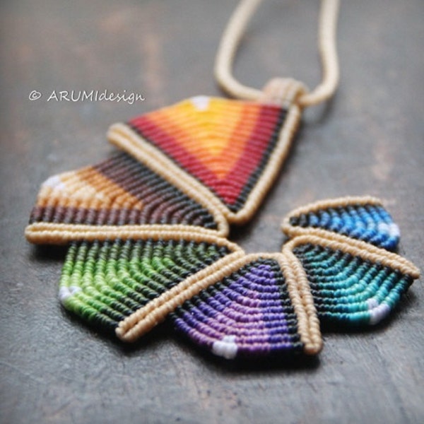 Grand pendentif coloré en fibre RAINBOW SPIRAL, pendentif ethnique géométrique, grand collier triangle, pendentif bohème, collier en macramé