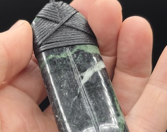 Pounamu Hei Toki - Neuseeländische Serpentin + Nephrit Mischung - 8 cm