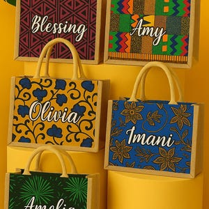 Könnte beinhalten: Fünf personalisierte Tragetaschen mit verschiedenen Mustern und Namen. Die Taschen haben beige Griffe und Verzierungen, mit Namen wie "Blessing", "Amy", "Olivia", "Imani" und "Amelia" auf der Vorderseite.