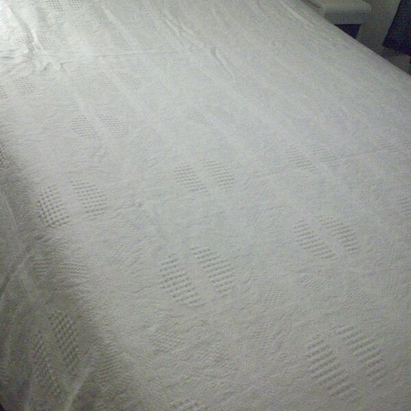 Vintage Matelasse White Raised Cotton Bedspread Full/Double 86" x 80 1/2"