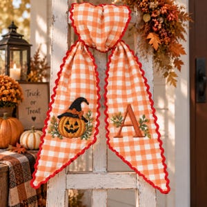 Personlig höstpumpakransbåge, broderad monogramrosett, höstdekoration till ytterdörren, anpassat orange rutigt band, Halloween-verandadekoration
