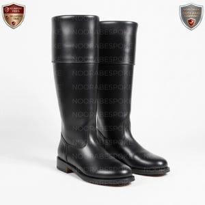 Könnte beinhalten: Ein Set aus drei Keramikbechern mit gesprenkelter, matter Oberfläche. Die Becher sind in Creme-, Hellgrau- und Dunkelgrautönen gehalten. Jeder Becher hat ein schlichtes, minimalistisches Design, perfekt für Kaffee oder Tee.