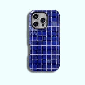 Puede incluir: Una funda para smartphone con un diseño de mosaico. La funda es de color azul oscuro con un patrón de cuadrícula de pequeñas baldosas cuadradas. Las lentes de la cámara son visibles en la parte superior.