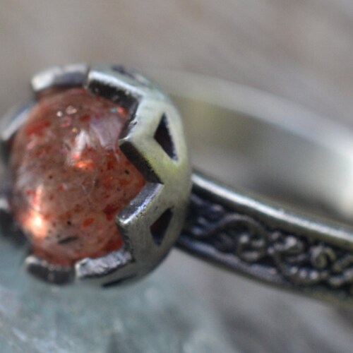 Confetti shops Sunstone Ring, 8mm Bezel Set Glittering Crystal, Gothic Silver Renaissance Fern Leaf Patterned Band