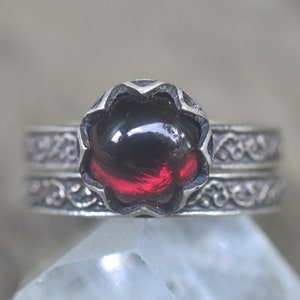 Granat Hochzeit Set, Natürlicher Almandin Granat Verlobungsring, personalisierter Frauen Ehering, oxidierter Silber Renaissance Brautschmuck