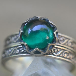Engraved Renaissance Emerald Wedding Set, Custom Oxidised Silver Engagement Ring, Lab Emerald Jewelry, 8mm Green Stone Bridal Set