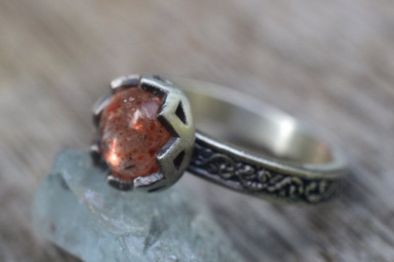 Confetti shops Sunstone Ring, 8mm Bezel Set Glittering Crystal, Gothic Silver Renaissance Fern Leaf Patterned Band