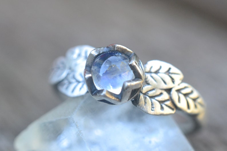 5mm Rainbow Moonstone Six Leaf Ring in Silver