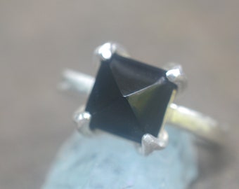 Black Onyx Ring, Pyramid Cut Crystal Point Cabochon, Minimalist Gemstone & 925 Sterling Silver Statement Jewellery