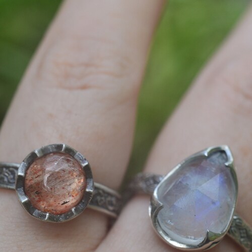 Confetti shops Sunstone Ring, 8mm Bezel Set Glittering Crystal, Gothic Silver Renaissance Fern Leaf Patterned Band