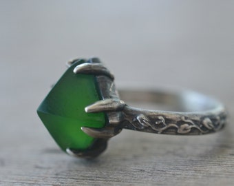 Serpentine Ring, 10mm Green Crystal Point Pyramid Stone, Elven Inspired Vine Leaf Pattern, Oxidised Silver Jewellery