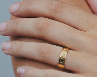 Naamring in reliëf: 18kt vergulde, op maat gemaakte uniseks sieraden