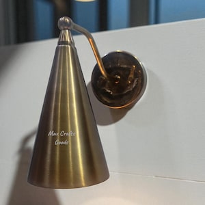 Handgefertigte Messing Wandleuchte: Mid-Century Modern Halbblumen-Leuchte