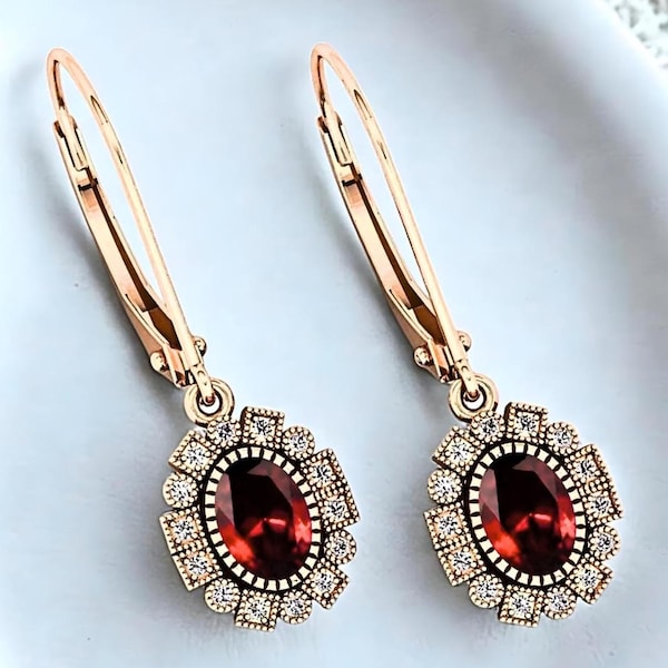 Pendientes colgantes de plata con granate rojo: plata 925, oro rosa de 14 k y detalles de moissanita.