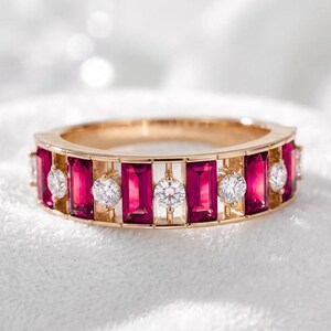 Anillo de rubí baguette y moissanita, plata 925, oro rosa de 14 quilates, media alianza, delicado anillo apilable, alianza de boda minimalista.