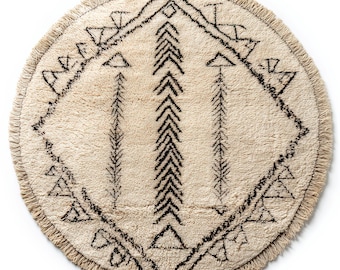 Ivoor en zwart rond vloerkleed heilige geometrie berbertapijt voor Scandinavisch designdecor.