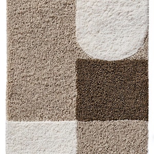 Pode incluir: Um tapete retangular com um padrão geométrico. O design apresenta seções alternadas de marrom, bege e branco, com formas arredondadas e quadradas. O tapete tem um pelo texturizado e em laço.