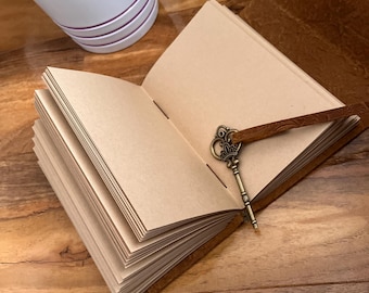 Grimorio de cuero marrón con relieve floral – Libro de las Sombras, Diario de Bruja