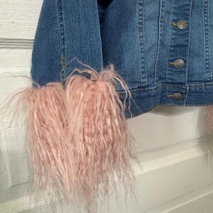 Jaqueta infantil com acabamento em pele sintética e patch de jeans Rock & Roll reciclado
