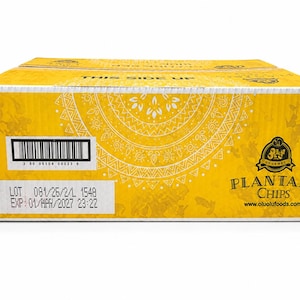 Puede incluir: Una caja de cartón rectangular amarilla para chips de plátano de Oluolu Foods. La caja presenta un patrón de mandala blanco, un código de barras y el texto THIS SIDE UP, PLANTAIN CHIPS, y un número de lote con fecha de caducidad 01/MAR/2027.