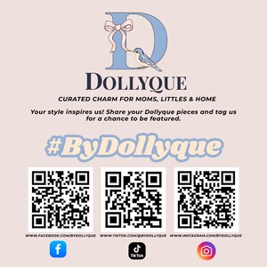 K&ouml;nnte beinhalten: Hellbeige Grafik mit dem Wort "DOLLYQUE" in Dunkelblau, mit einem stilisierten "D" und einem kleinen Vogel. Der Text lautet "CURATED CHARM FOR MOMS, LITTLES & HOME" und enth&auml;lt Social-Media-QR-Codes.
