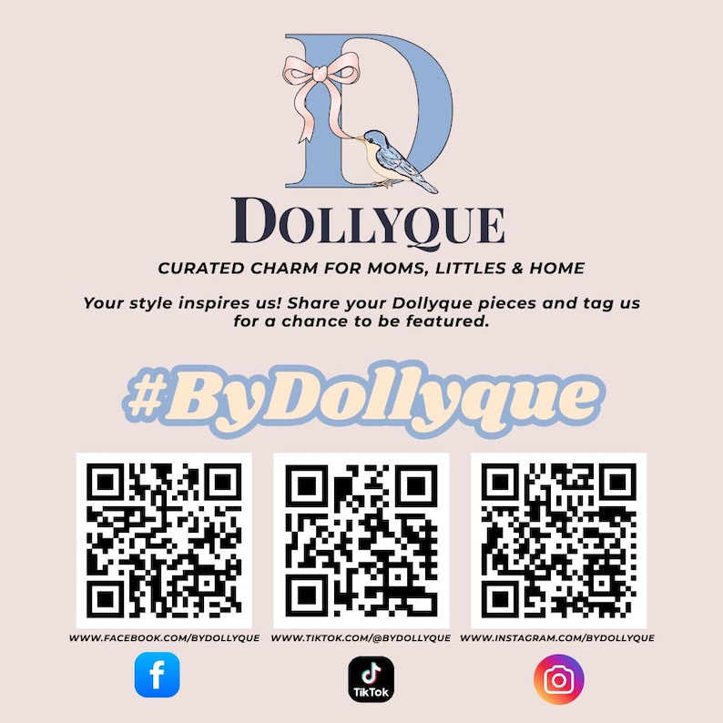 K&ouml;nnte beinhalten: Hellbeige Grafik mit dem Wort "DOLLYQUE" in Dunkelblau, mit einem stilisierten "D" und einem kleinen Vogel. Der Text lautet "CURATED CHARM FOR MOMS, LITTLES & HOME" und enth&auml;lt Social-Media-QR-Codes.