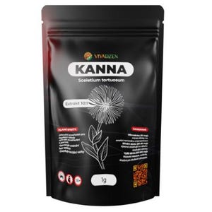 Puede incluir: Bolsa negra con la palabra "KANNA" en blanco y el texto "Sceletium tortuosum". Una ilustración floral blanca está centrada en la bolsa. La bolsa también presenta el texto "Extrakt 10:1" y "1g".