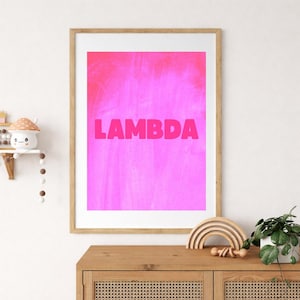 Può includere: Una stampa incorniciata con la parola "LAMBDA" in lettere rosa brillante su uno sfondo rosa e rosso. L'opera d'arte è presentata in una cornice di legno chiaro.