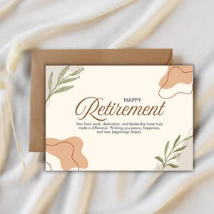 Puede incluir: Una tarjeta de jubilación de color crema con las palabras "Happy Retirement" en una fuente decorativa. La tarjeta incluye un sobre marrón y presenta formas abstractas de color melocotón y acentos de hojas verdes. El mensaje dice: "Su arduo trabajo, dedicación y liderazgo realmente marcaron la diferencia."