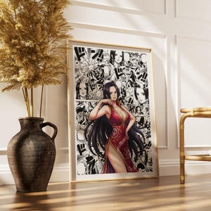 Può includere: Stampa artistica incorniciata con un'illustrazione in stile manga di una donna in abito rosso con lunghi capelli neri. Lo sfondo è un collage di pannelli manga in bianco e nero. L'opera è esposta su un pavimento in legno.