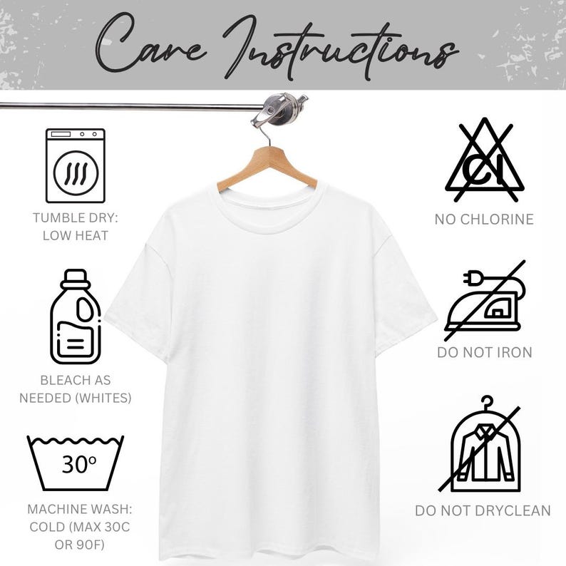Puede incluir: Una camiseta blanca lisa colgada de una percha de madera. La imagen incluye instrucciones de cuidado: secar en secadora a baja temperatura, no usar lej&iacute;a, blanquear si es necesario, lavar a m&aacute;quina en fr&iacute;o (m&aacute;x. 30&deg;C), no planchar y no limpiar en seco.