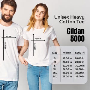 Puede incluir: Dos personas vistiendo camisetas blancas Unisex Heavy Cotton Tee. Las camisetas tienen medidas de talla, ancho y largo en pulgadas. Las camisetas Gildan 5000 est&aacute;n disponibles en tallas S, M, L, XL, 2XL y 3XL.