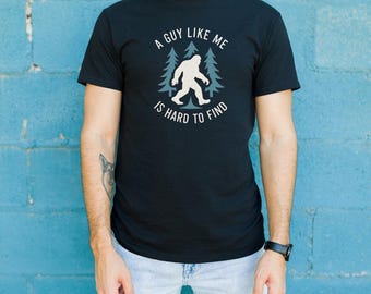 Camiseta gráfica divertida de Pie Grande: Camiseta con humor críptico, regalo para actividades al aire libre