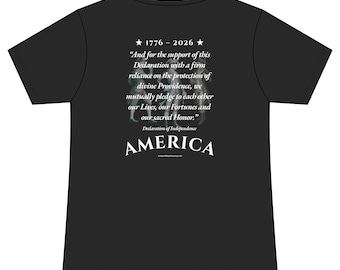 Camiseta de mujer con cuello en V America 250 / Camiseta con la bandera del aniversario 1776-2026 / Cita de la Declaración de Independencia / Militar colonial / Estampado en la espalda