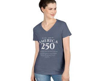Camiseta de mujer con cuello en V America 250 / Camiseta del aniversario 1776-2026 / Cita de los Padres Fundadores