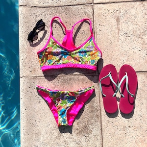 Sportieve zwembikini, atletische badkleding, tweedelig trainingsprogramma, racerbackset, surfbikini, sportbadpak, lage taille, top met strikbandjes